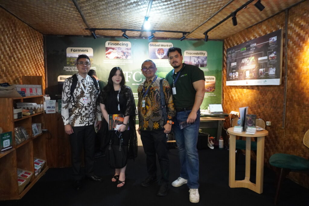 AFFC and ASLI Pangan representatives engaging with other visitors 